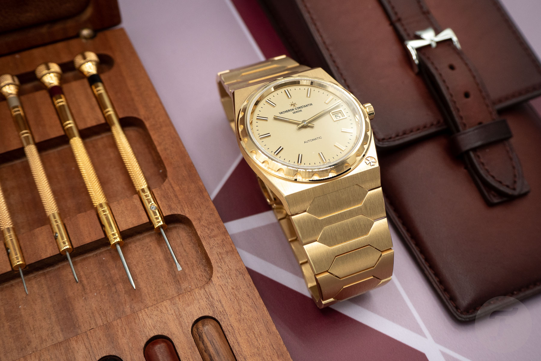 Sunday Morning Showdown: The Ecstasy Of Gold - Vacheron Constantin 222 Vs. Audemars Piguet Royal Oak 16202OR
